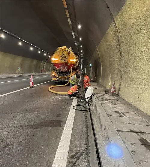 金牛隧道排水渠清淤